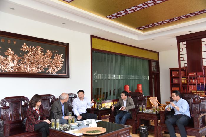 美國(guó)馬歇爾大學(xué)謝子建考察六百里茶業(yè).jpg 美國(guó)馬歇爾大學(xué)謝子建考察六百里茶業(yè).jpg