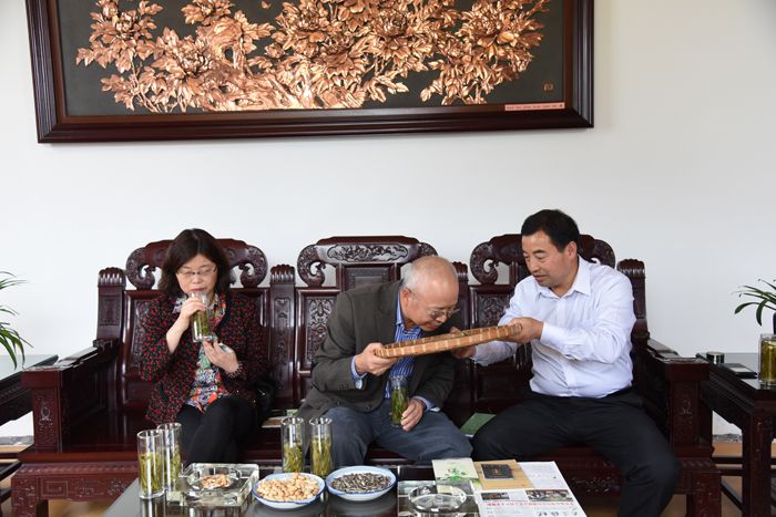 美國(guó)馬歇爾大學(xué)謝子建考察六百里茶業(yè).jpg 美國(guó)馬歇爾大學(xué)謝子建考察六百里茶業(yè).jpg