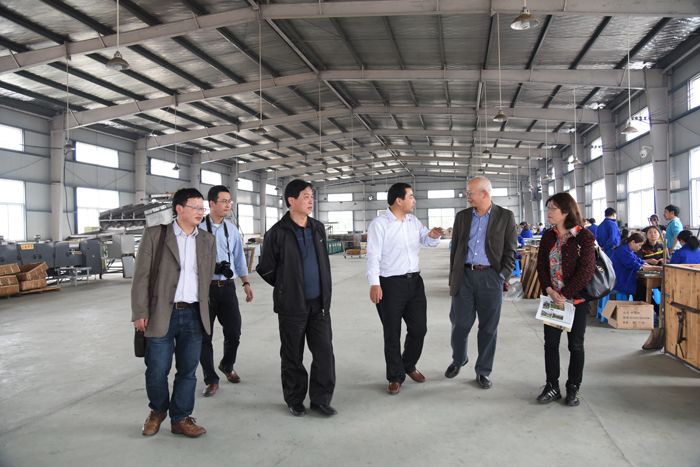 美國(guó)馬歇爾大學(xué)謝子建考察六百里茶業(yè).jpg 美國(guó)馬歇爾大學(xué)謝子建考察六百里茶業(yè).jpg